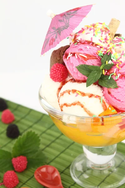 Crème glacée et fruits dans un bol — Photo