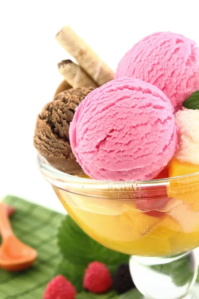 Fagylaltot és gyümölcsöket egy tálba — Stock Fotó