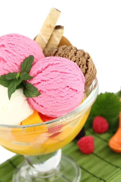 아이스크림, 과일 그릇에 — 스톡 사진