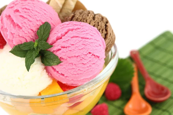 Zmrzlina a ovoce v míse — Stock fotografie