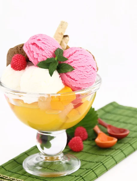 Sorvete e frutas em uma tigela — Fotografia de Stock