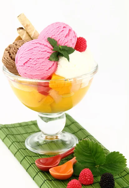Мороженое и фрукты в миске — стоковое фото