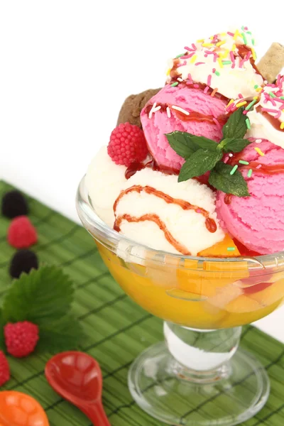 Fagylaltot és gyümölcsöket egy tálba — Stock Fotó