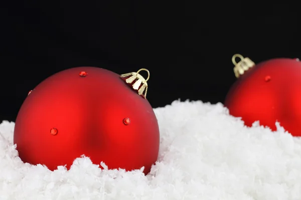 Czerwone bombki na śniegu — Zdjęcie stockowe