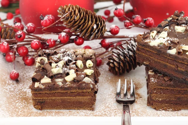 Tranches de gâteau au chocolat de Noël — Photo