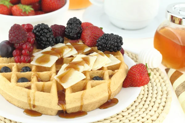 Café da manhã com waffle e frutas — Fotografia de Stock