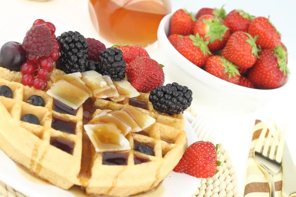 Café da manhã com waffle e frutas — Fotografia de Stock