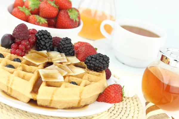 Breakfast with waffle and fruits — Stock Photo, Image