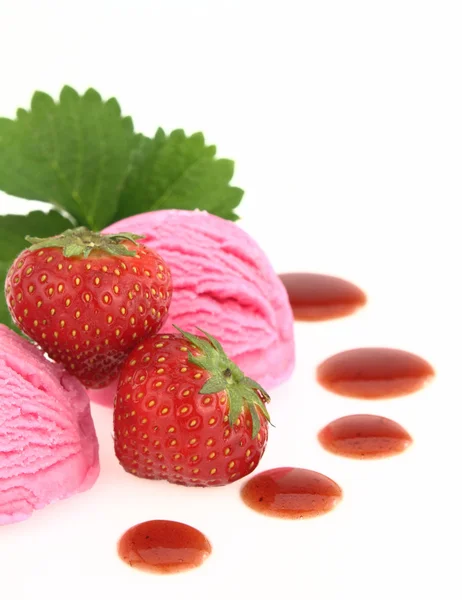 Świeże truskawki i lody Truskawkowe — Zdjęcie stockowe