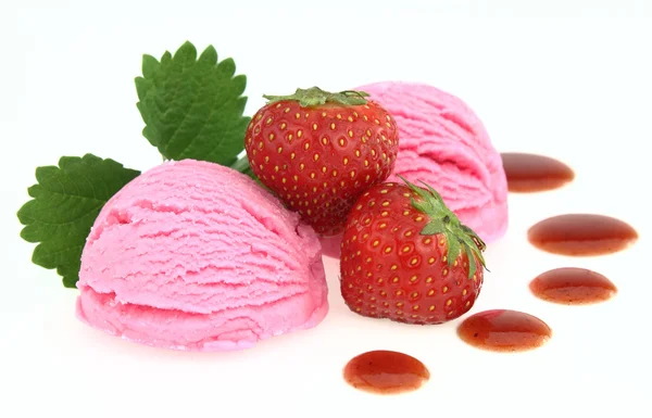 Fraises fraîches et glace aux fraises — Photo