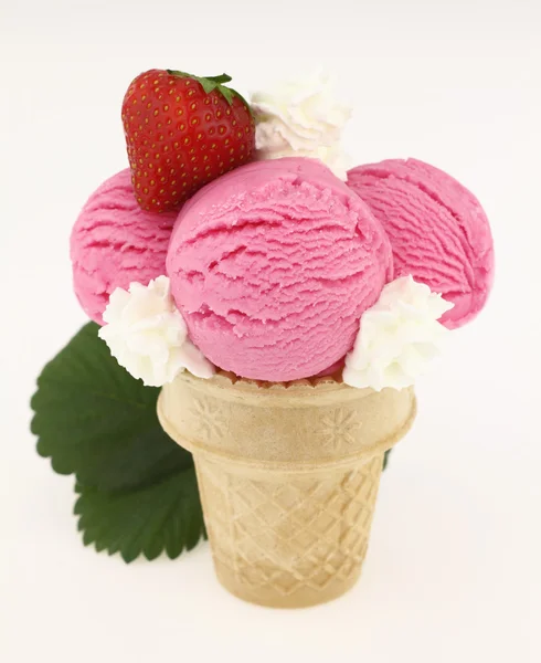 Φράουλας παγωτό χωνάκι στο λευκό backgraound — Φωτογραφία Αρχείου