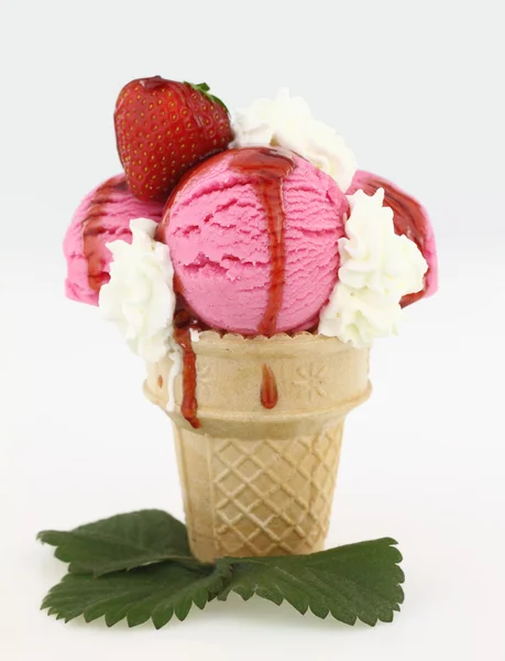 Cono de helado de fresa sobre fondo blanco —  Fotos de Stock
