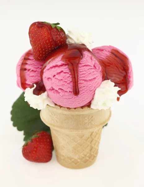Cône de crème glacée aux fraises sur fond blanc — Photo