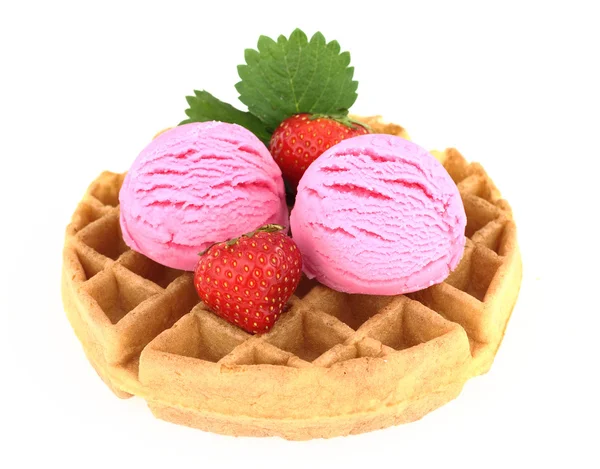 Vafle s jahodovou zmrzlinou — Stock fotografie