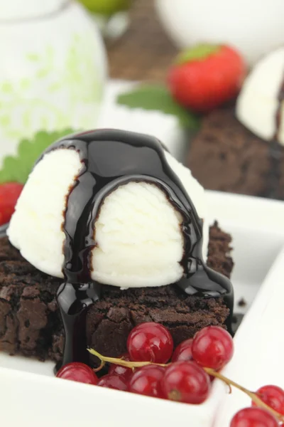 Brownie with ice cream on the dish — Zdjęcie stockowe