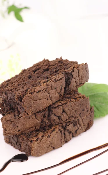 접시 위에 놓인 초콜릿 케이크 — 스톡 사진