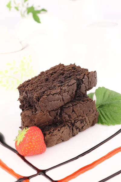 접시 위에 놓인 초콜릿 케이크 — 스톡 사진
