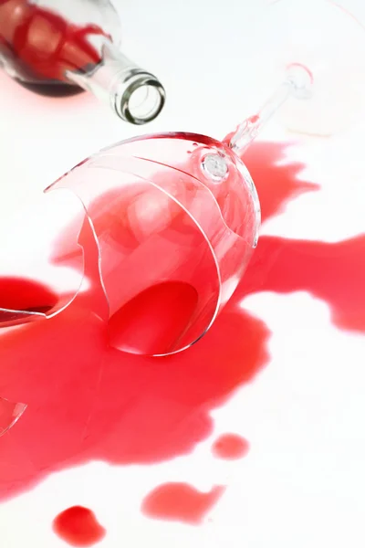 Broken wine glass and spilled red wine — Stock Photo, Image