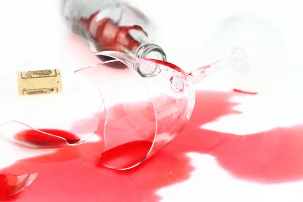 Разбитый бокал вина и пролитое красное вино — стоковое фото