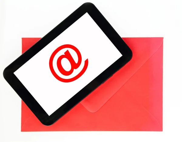 Comprimido digital no envelope — Fotografia de Stock