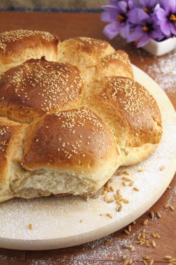 taze susamlı ekmek ahşap bir masa üzerine