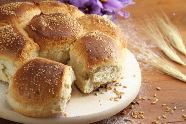 taze susamlı ekmek ahşap bir masa üzerine