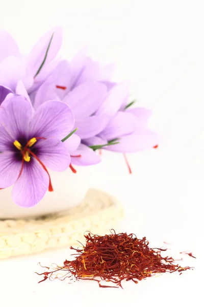 Especias secas de azafrán y flores de azafrán — Foto de Stock