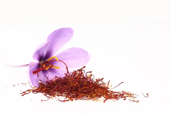 Zafferano essiccato spezie e fiori di zafferano — Foto Stock