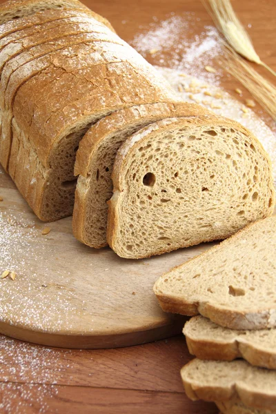 Loaf av ferskt skivet brød – stockfoto