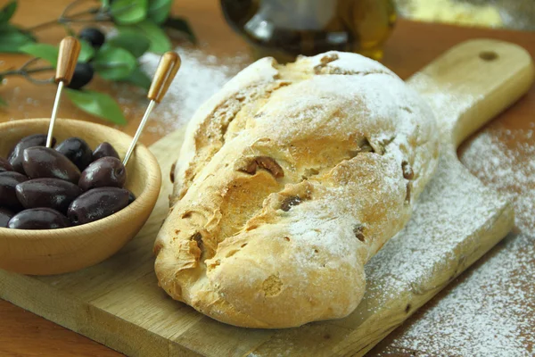 Olivový chléb a čerstvé olivy — Stock fotografie