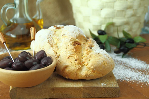 Olijf brood en verse olijven — Stockfoto