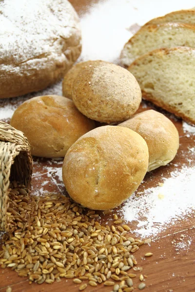 Verse broodje en brood — Stockfoto