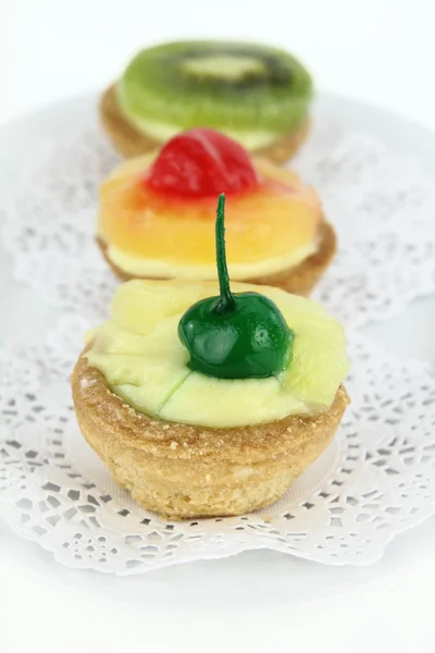 Tortas de sobremesa cremosas com frutas — Fotografia de Stock