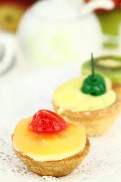 Tortas de sobremesa cremosas com frutas — Fotografia de Stock