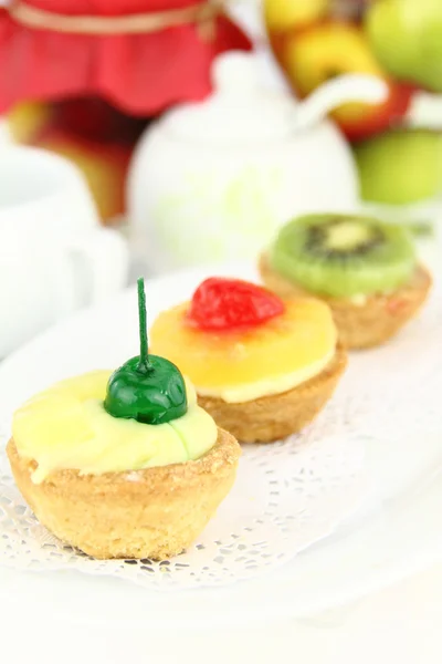 Сливочный десерт с фруктами — стоковое фото