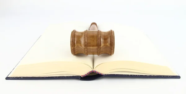 Soudcova kladívka nad knihou — Stock fotografie