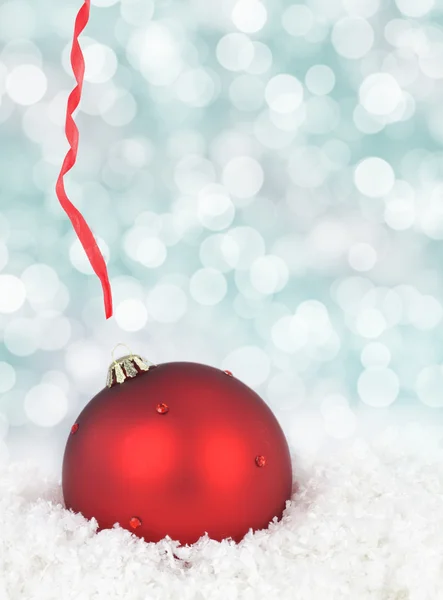 Bola de Natal vermelho cai na neve — Fotografia de Stock
