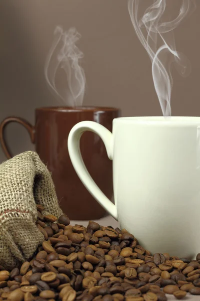 Koffiecup en koffiebonen — Stockfoto