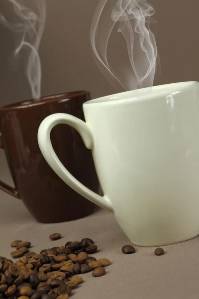 Кавова чашка та кавові зерна — стокове фото