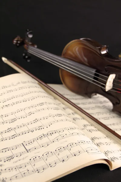 ヴァイオリンと音楽のシート — ストック写真