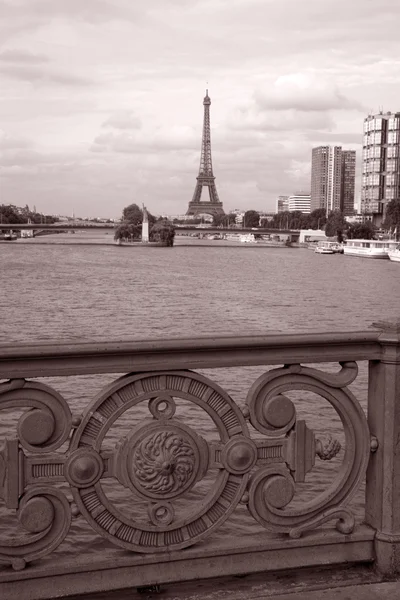 Torre Eiffel en tono sepia blanco y negro, París — Foto de Stock