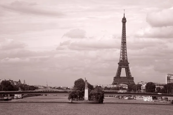 Torre Eiffel e o Rio Sena — Fotografia de Stock