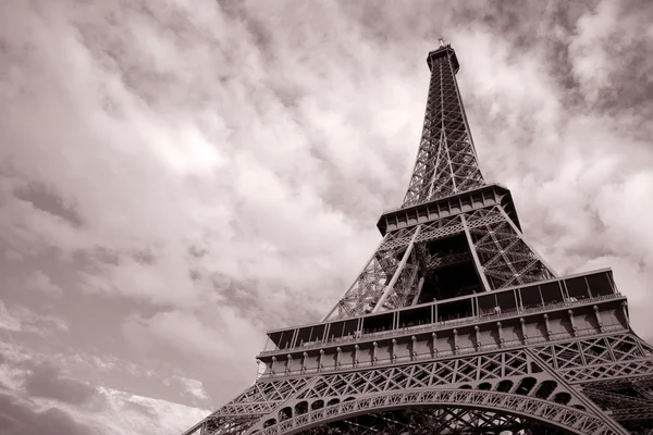 Eiffeltornet i svart och vitt sepiaton, paris — Stockfoto
