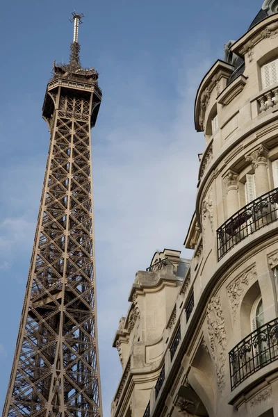 Эйфелева башня и здание в Париже — стоковое фото