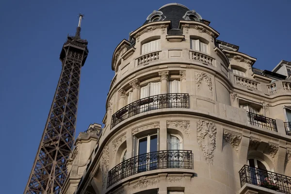 Torre Eiffel e edifício em Paris — Fotografia de Stock