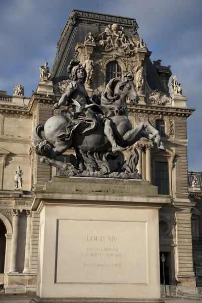 Estátua de Luís XIV no Museu de Arte do Louvre, Paris — Fotografia de Stock