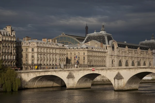 Pont du Royal Bridge sobre el río Sena, París — Foto de Stock