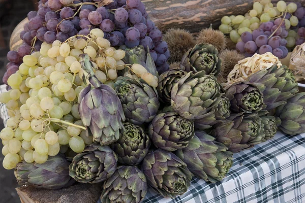 Alcachofas y uvas — Foto de Stock