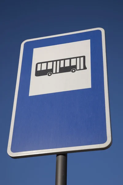 蓝色巴士停车标志 — 图库照片