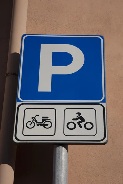 Синий знак парковки — стоковое фото